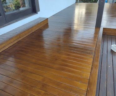 Deck de madeira recém-envernizado com brilho